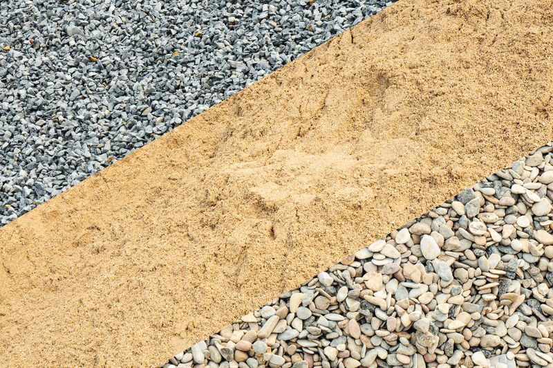 Щебень и песок на стройке