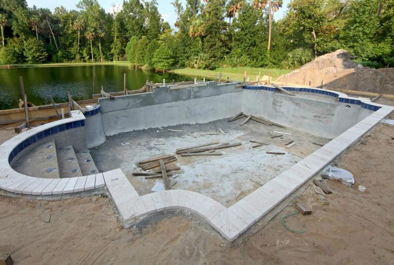 Этапы строительства бетонного бассейна на даче